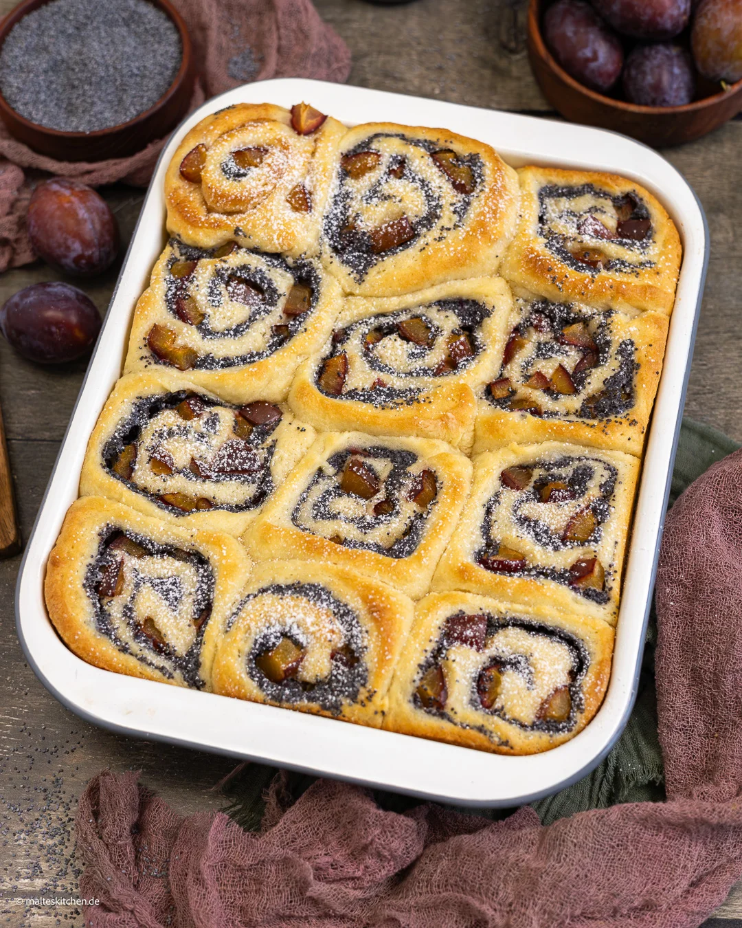 Rouleaux de levure juteux aux graines de pavot et aux prunes.