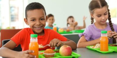 Le gouverneur de Californie signe la loi sur la sécurité alimentaire dans les écoles
