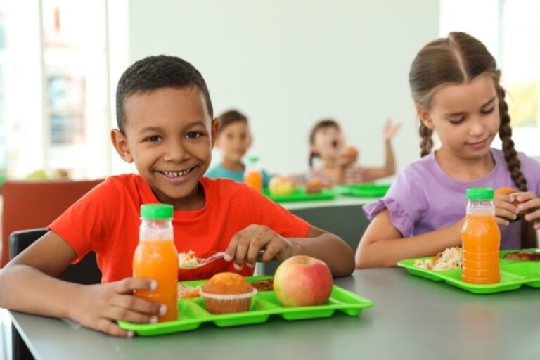 Le gouverneur de Californie signe la loi sur la sécurité alimentaire dans les écoles