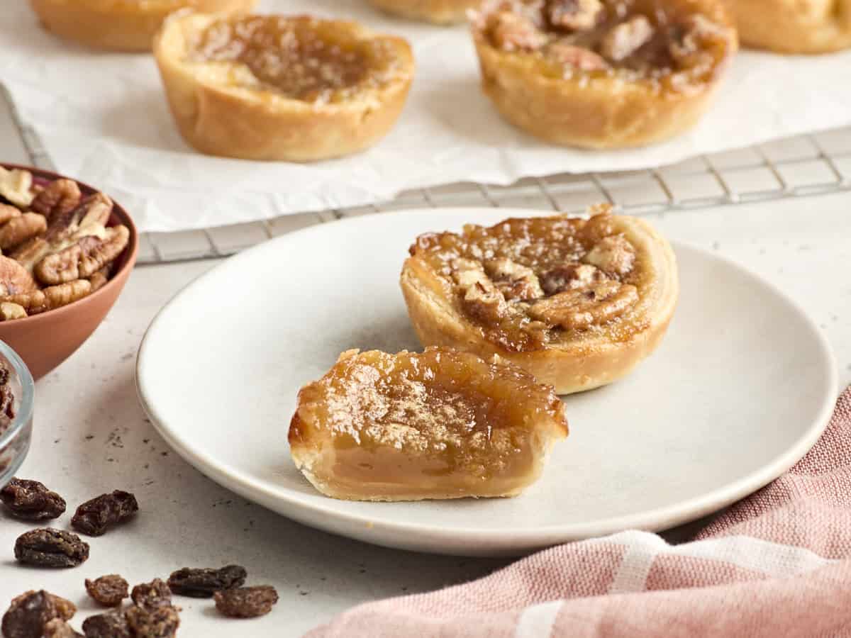 Vue latérale des tartelettes au beurre sur une assiette.