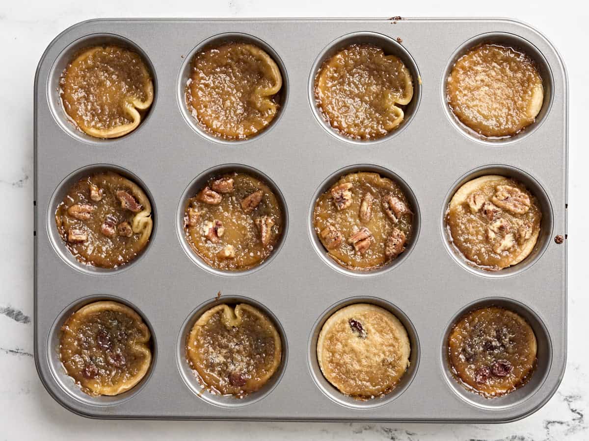 Tartelettes au beurre fraîchement cuites dans un moule à cupcakes.