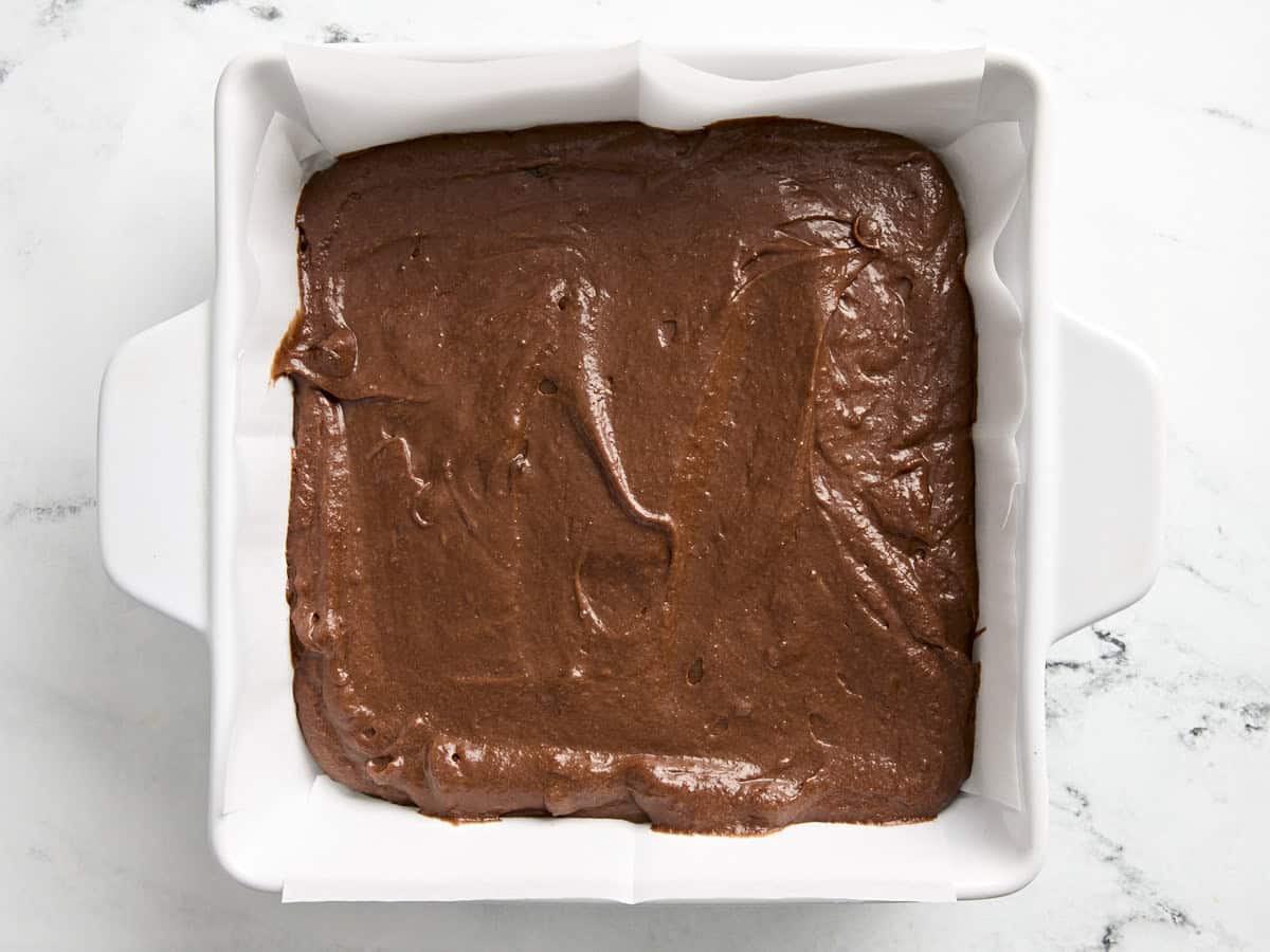 Pâte à brownie à la citrouille dans un plat allant au four tapissé.