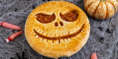 Tarte d'Halloween à la viande hachée et à la bolognaise à la citrouille