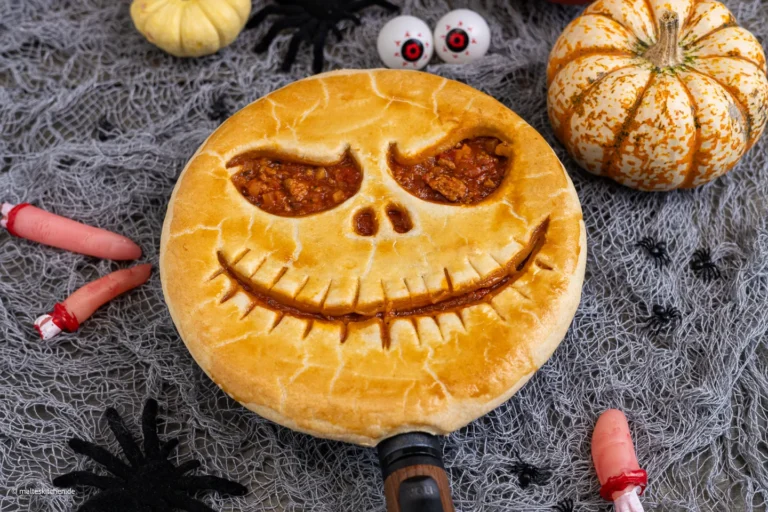 Tarte d'Halloween à la viande hachée et à la bolognaise à la citrouille