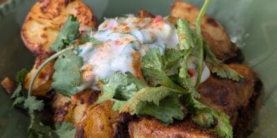 Pommes de terre grelots croustillantes écrasées de Trisha avec mayonnaise au gingembre, au piment et au citron vert