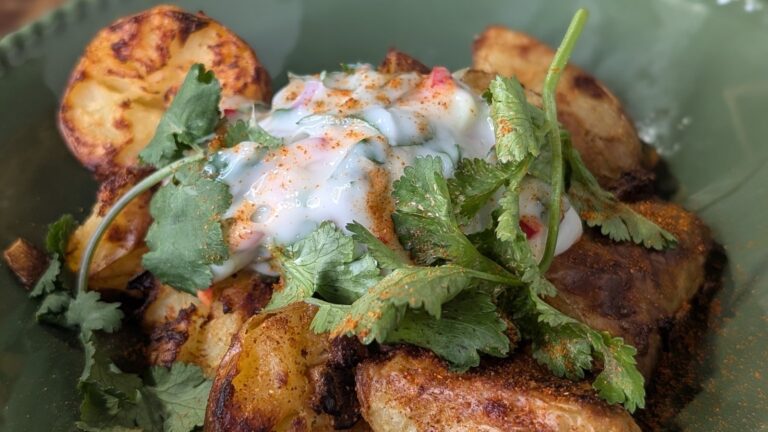 Pommes de terre grelots croustillantes écrasées de Trisha avec mayonnaise au gingembre, au piment et au citron vert