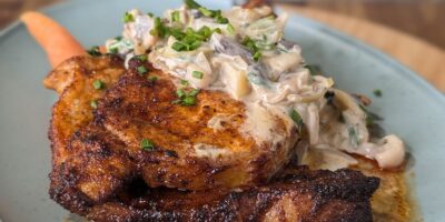 Côtelettes de porc au paprika à la friteuse à air de Trisha avec compote de champignons et de pommes : Aujourd'hui