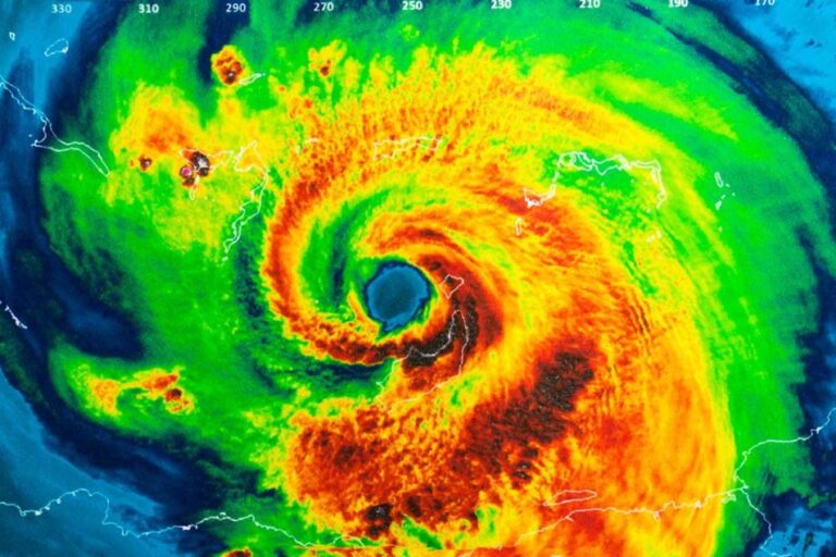 L'ouragan Milton s'apprête à traverser la Floride