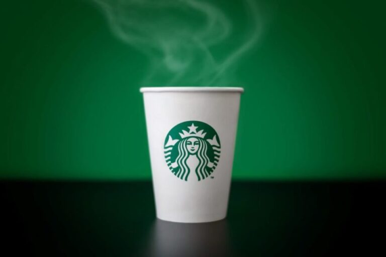 Le nouveau PDG de Starbucks se concentre sur la simplification