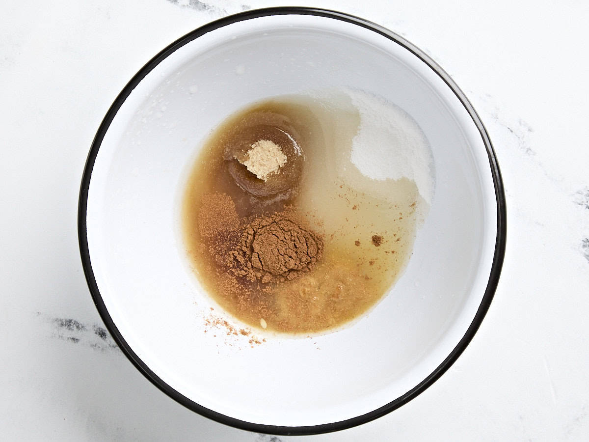 Jus de citron, cassonade et épices dans un bol à mélanger.