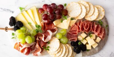 Les planches de charcuterie se penchent sur des saveurs créatives