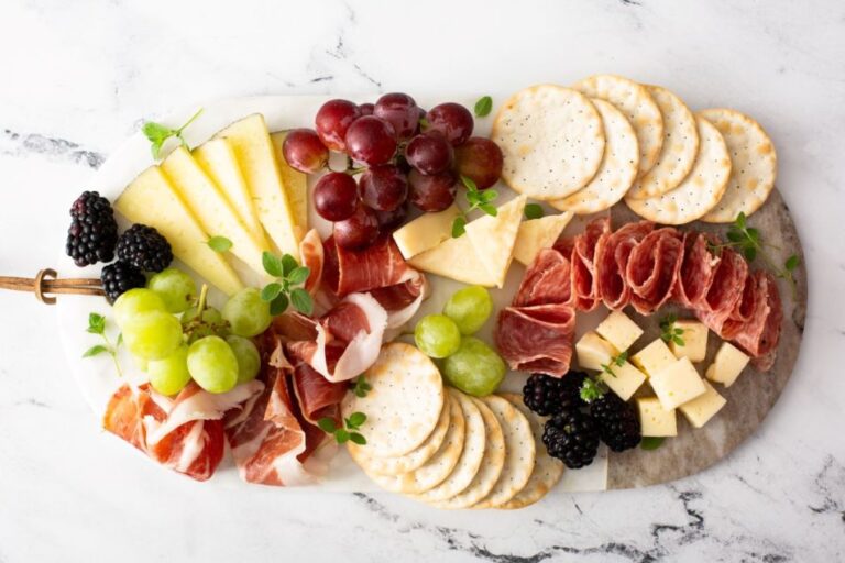 Les planches de charcuterie se penchent sur des saveurs créatives