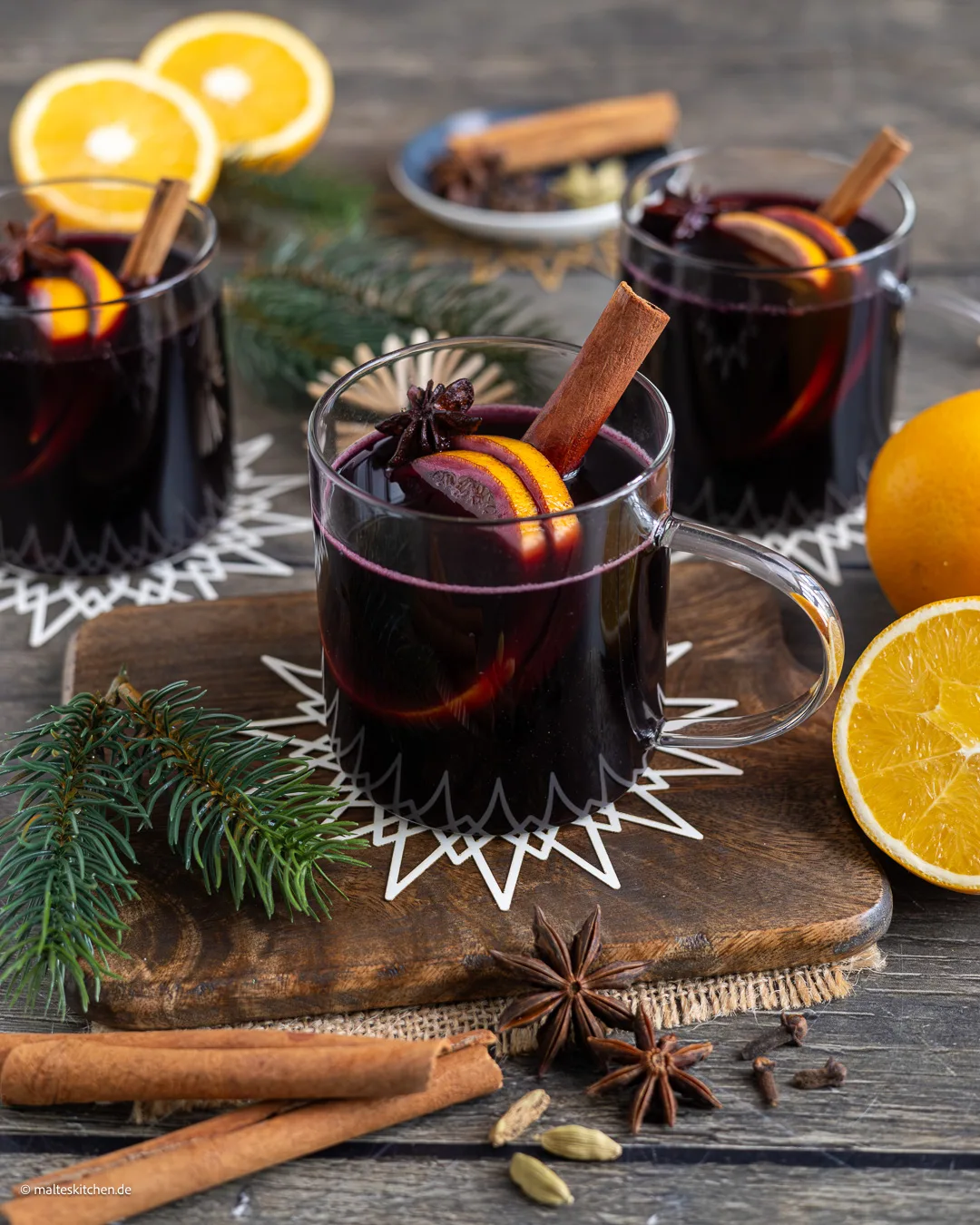Délicieux vin chaud avec du vin rouge