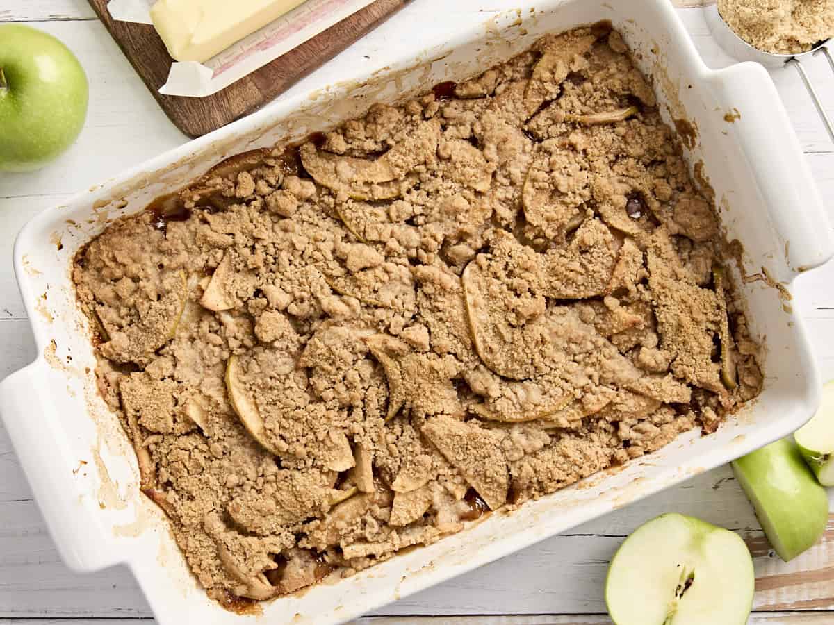 Vue aérienne du crumble aux pommes dans un plat rectangulaire.