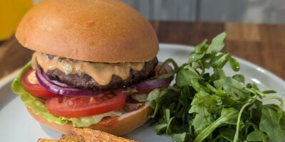 Burger de bœuf de Derry Clarke, relish, vinaigrette aux cornichons et frites de patates douces : Aujourd'hui