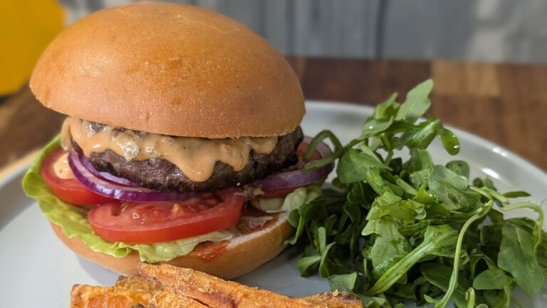 Burger de bœuf de Derry Clarke, relish, vinaigrette aux cornichons et frites de patates douces : Aujourd'hui