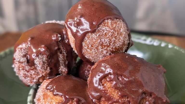 Les mini-beignets rapides de Wade Murphy avec glaçage au chocolat : aujourd'hui