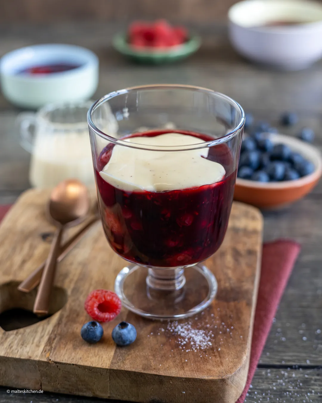 Gelée rouge à la sauce vanille