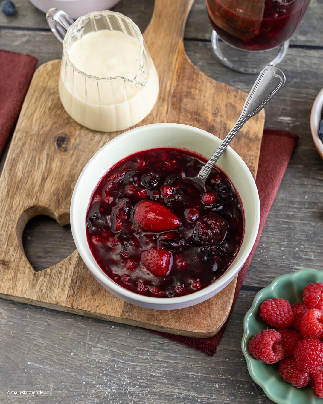 Gelée rouge avec sauce vanille et baies surgelées