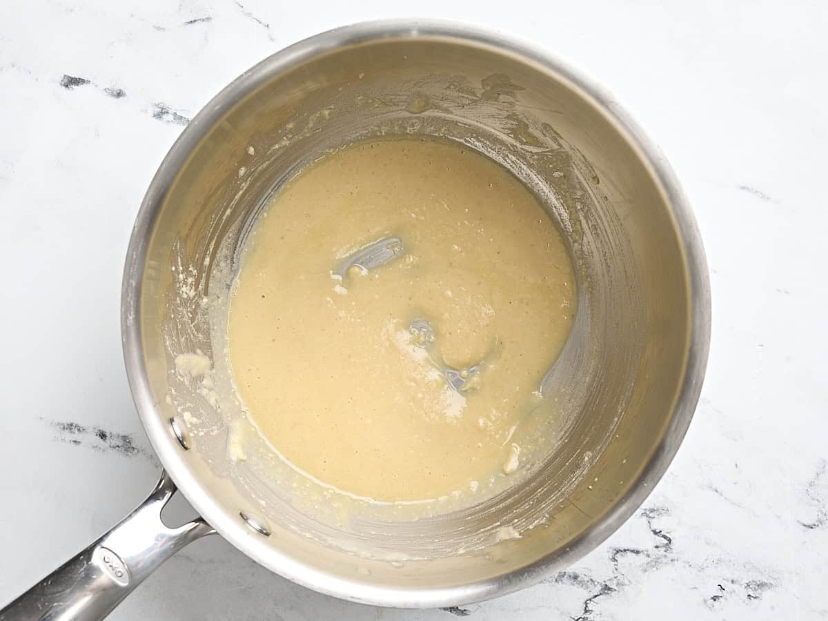Un roux doré dans une poêle pour faire une sauce à la dinde.