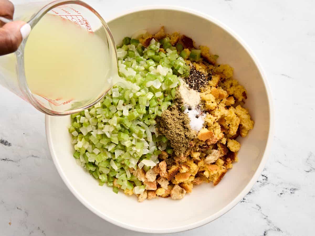 Légumes sautés, épices et bouillon ajoutés au pain de maïs.