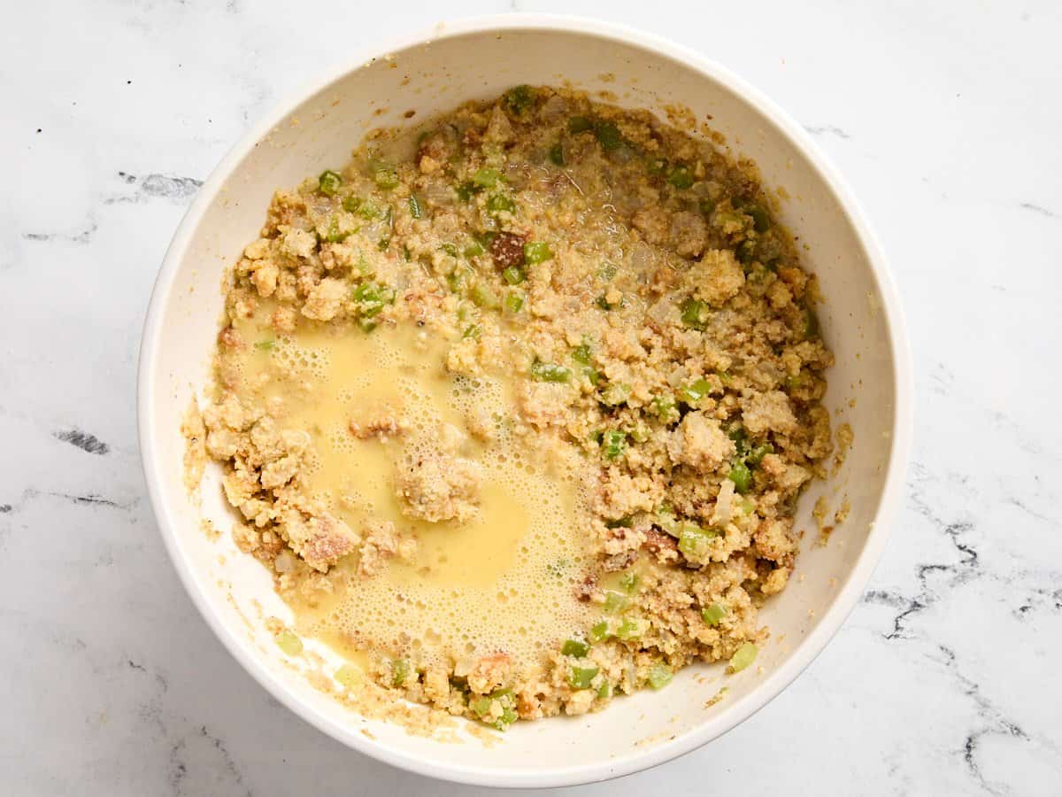 Œufs battus ajoutés à la vinaigrette au pain de maïs.