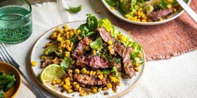 Assiette de steak de Donal Skehan avec maïs au beurre de basilic et gemme pour bébé