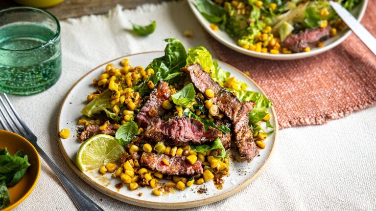 Assiette de steak de Donal Skehan avec maïs au beurre de basilic et gemme pour bébé