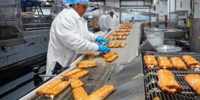 L'emballage robotisé permet d'économiser du travail dans l'usine de garniture de pizza de Great Kitchens