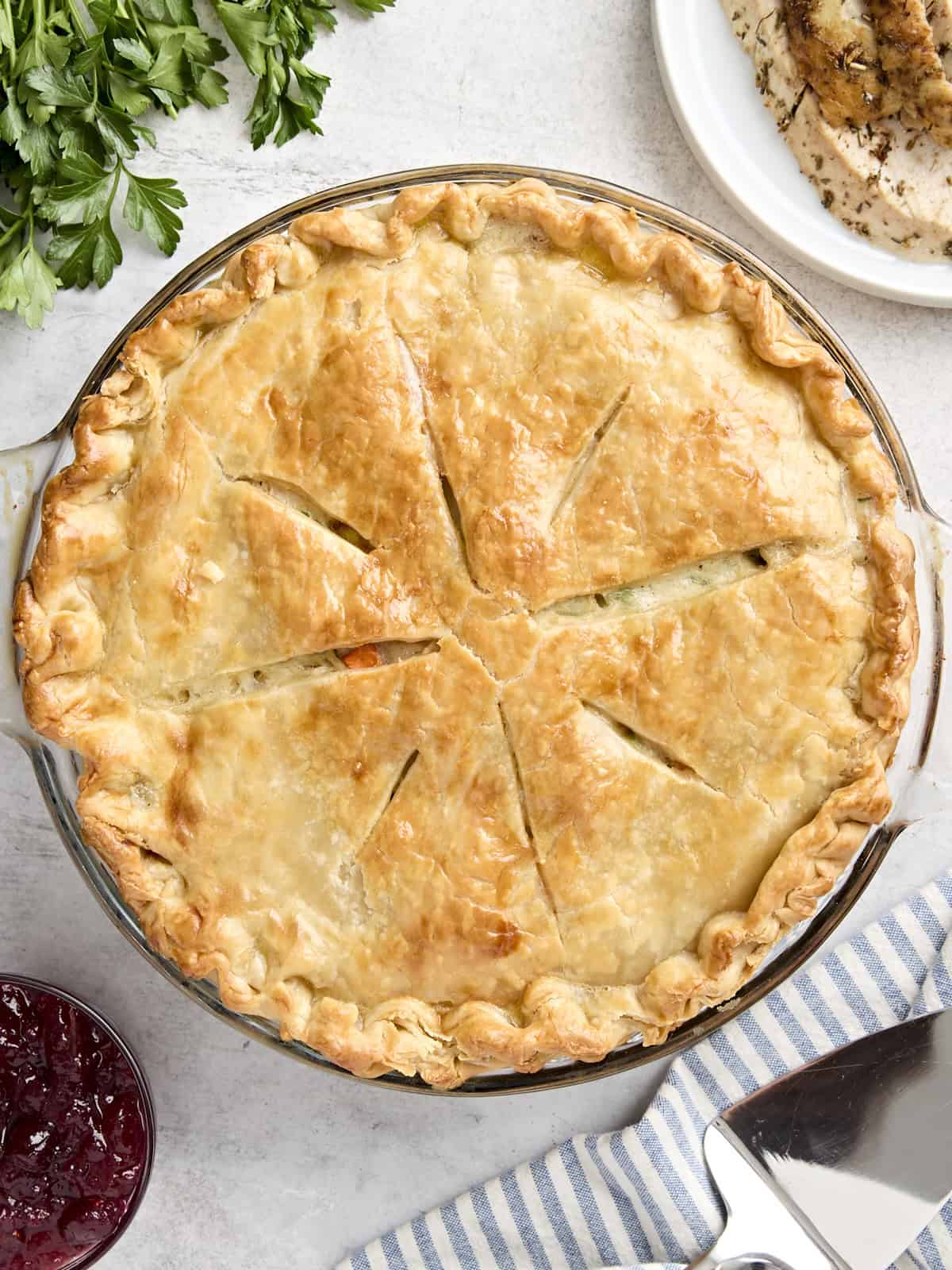 Vue aérienne d'une tourte à la dinde dans un moule à tarte.