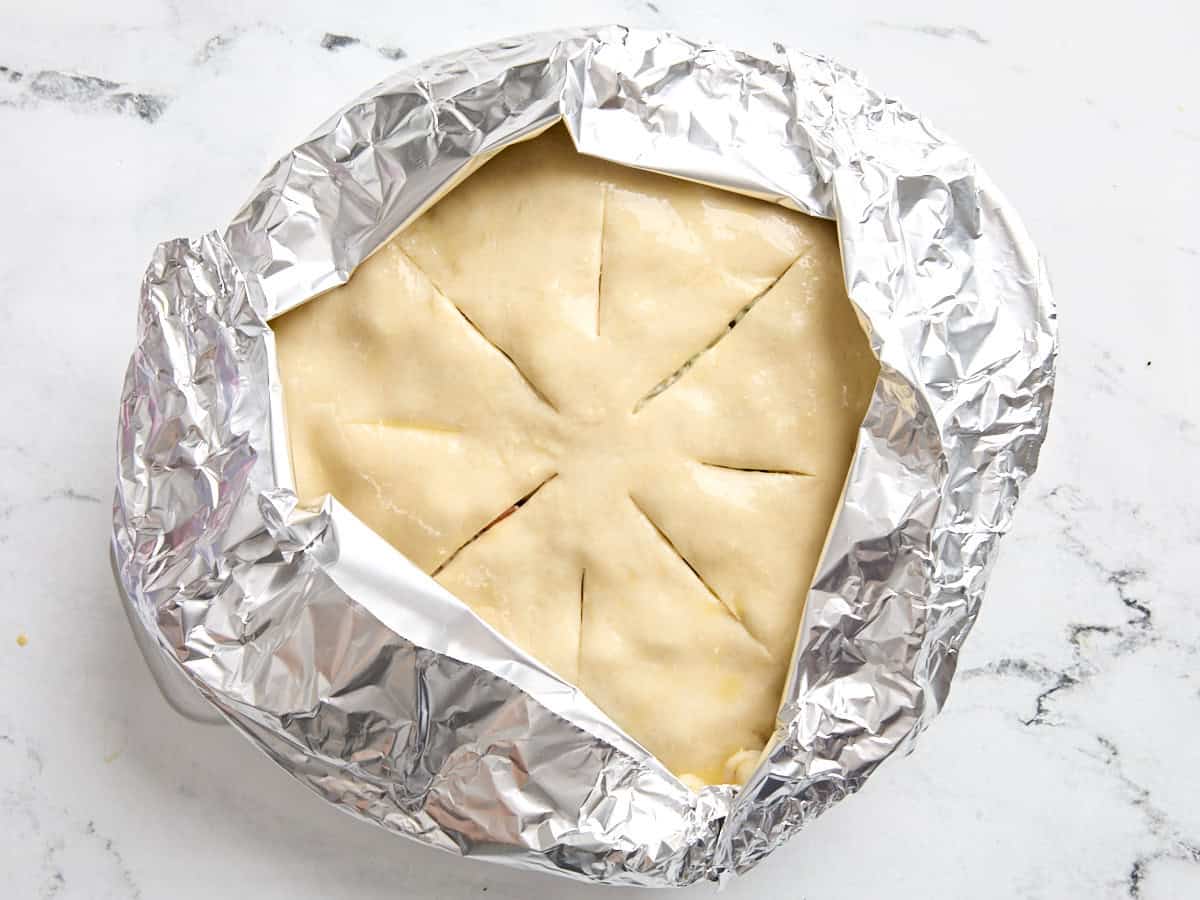 Une tente en aluminium ajoutée au dessus d'une tourte à la dinde avant la cuisson.