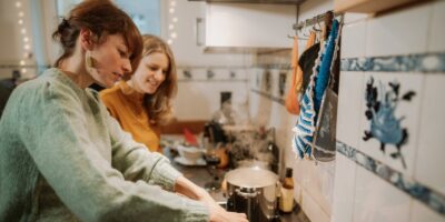 Poulet et riz à la thaïlandaise de Kev Ahern avec des légumes verts : aujourd'hui