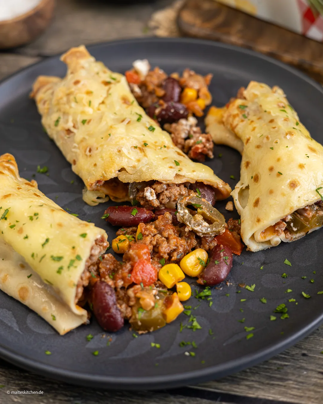 Crêpes au four avec viande hachée et fromage.