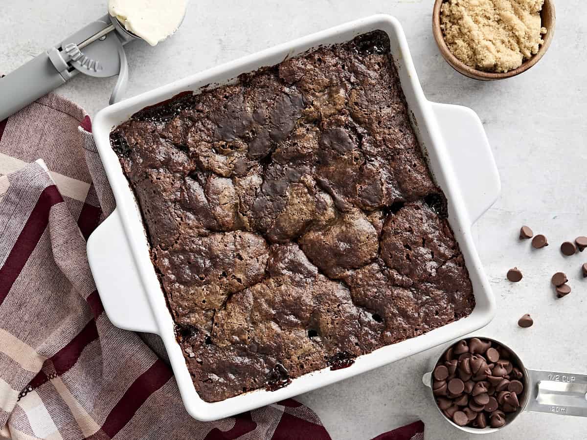 Vue aérienne du gâteau au pouding au chocolat dans un moule à gâteau.