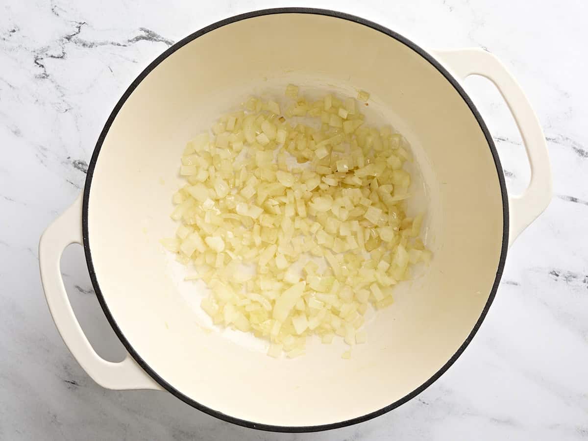 Oignons coupés en dés dans une cocotte.