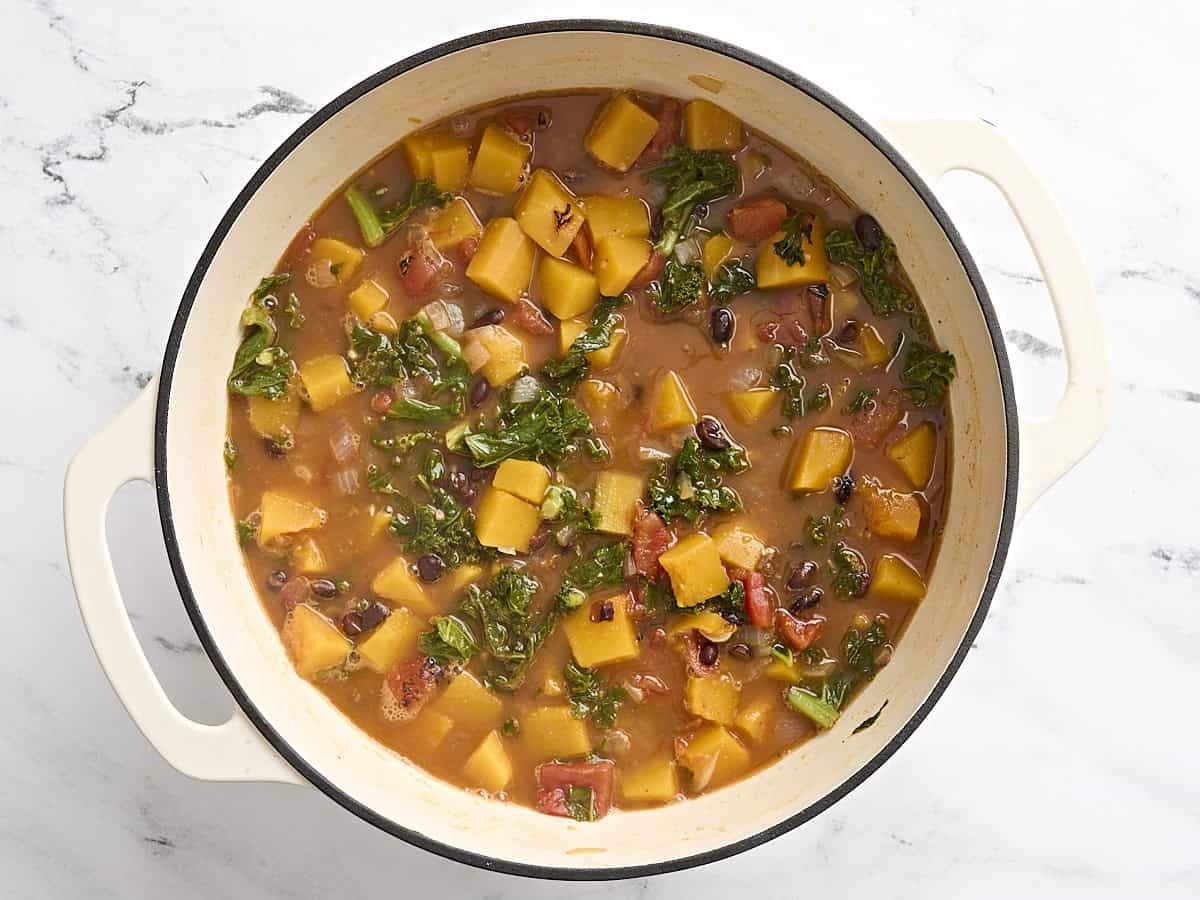 Soupe de courge musquée et de haricots noirs dans une cocotte.