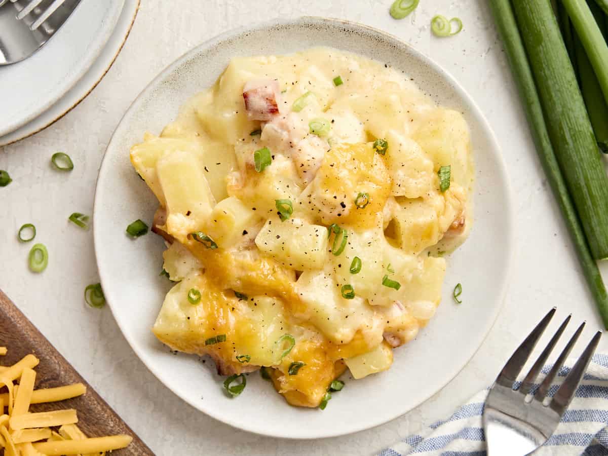 Vue aérienne d'une assiette de cocotte de jambon et de pommes de terre.