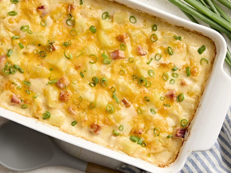 Vue aérienne de la cocotte de jambon et de pommes de terre dans un plat allant au four.