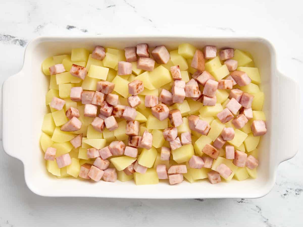 Pommes de terre coupées en dés et steak de jambon dans une cocotte pour cocotte de jambon et de pommes de terre.