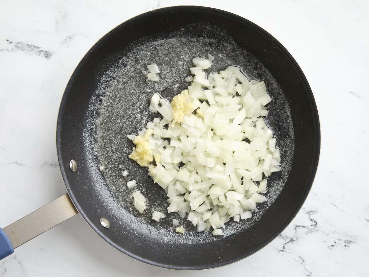 Oignons et ail sautés dans une poêle.