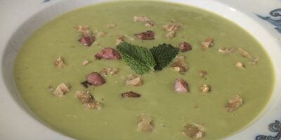 Soupe de pois à l'échalote de Fulvio avec bacon croustillant menthe et noix