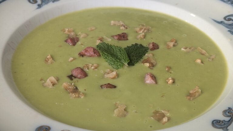 Soupe de pois à l'échalote de Fulvio avec bacon croustillant menthe et noix