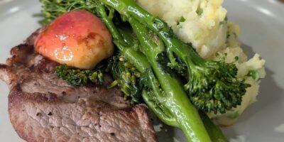 Côtelettes d'agneau de Paul Flynn avec purée de pois à la menthe et à la moutarde : aujourd'hui