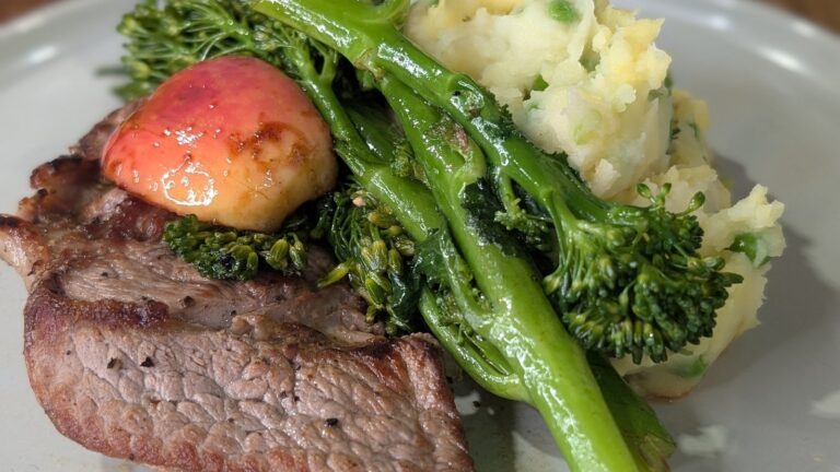 Côtelettes d'agneau de Paul Flynn avec purée de pois à la menthe et à la moutarde : aujourd'hui