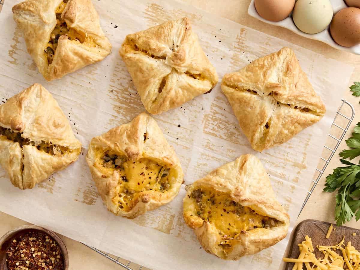 Vue aérienne des tartes aux saucisses et au fromage sur papier parchemin.