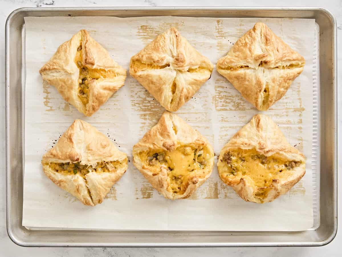 Vue aérienne des tartes aux saucisses cuites au four et au fromage.