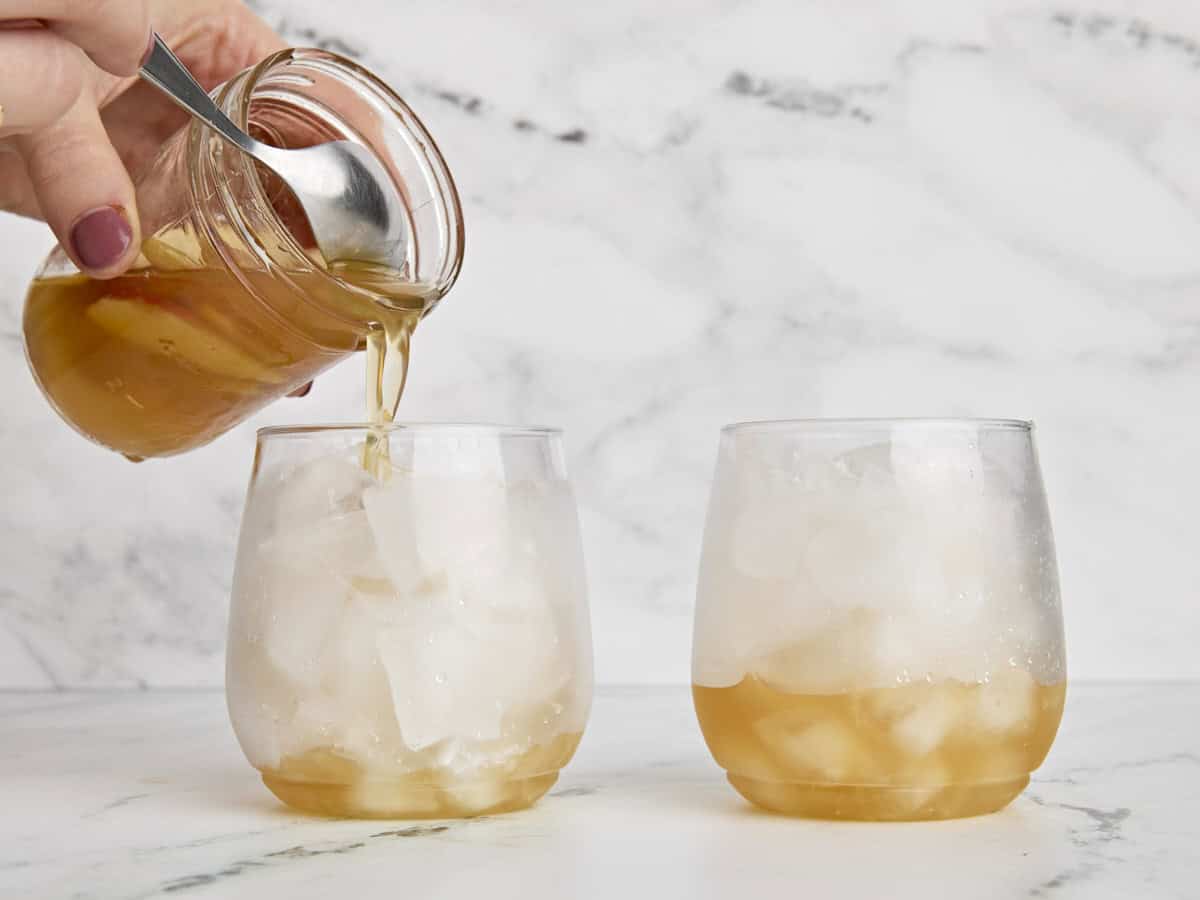 Arbuste à cidre de pomme ajouté à un verre de glace.