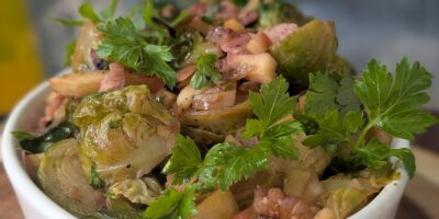 Choux de Bruxelles rôtis de Trisha avec bacon fumé et noix : aujourd'hui