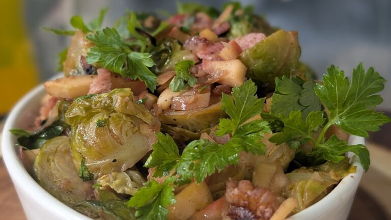 Choux de Bruxelles rôtis de Trisha avec bacon fumé et noix : aujourd'hui