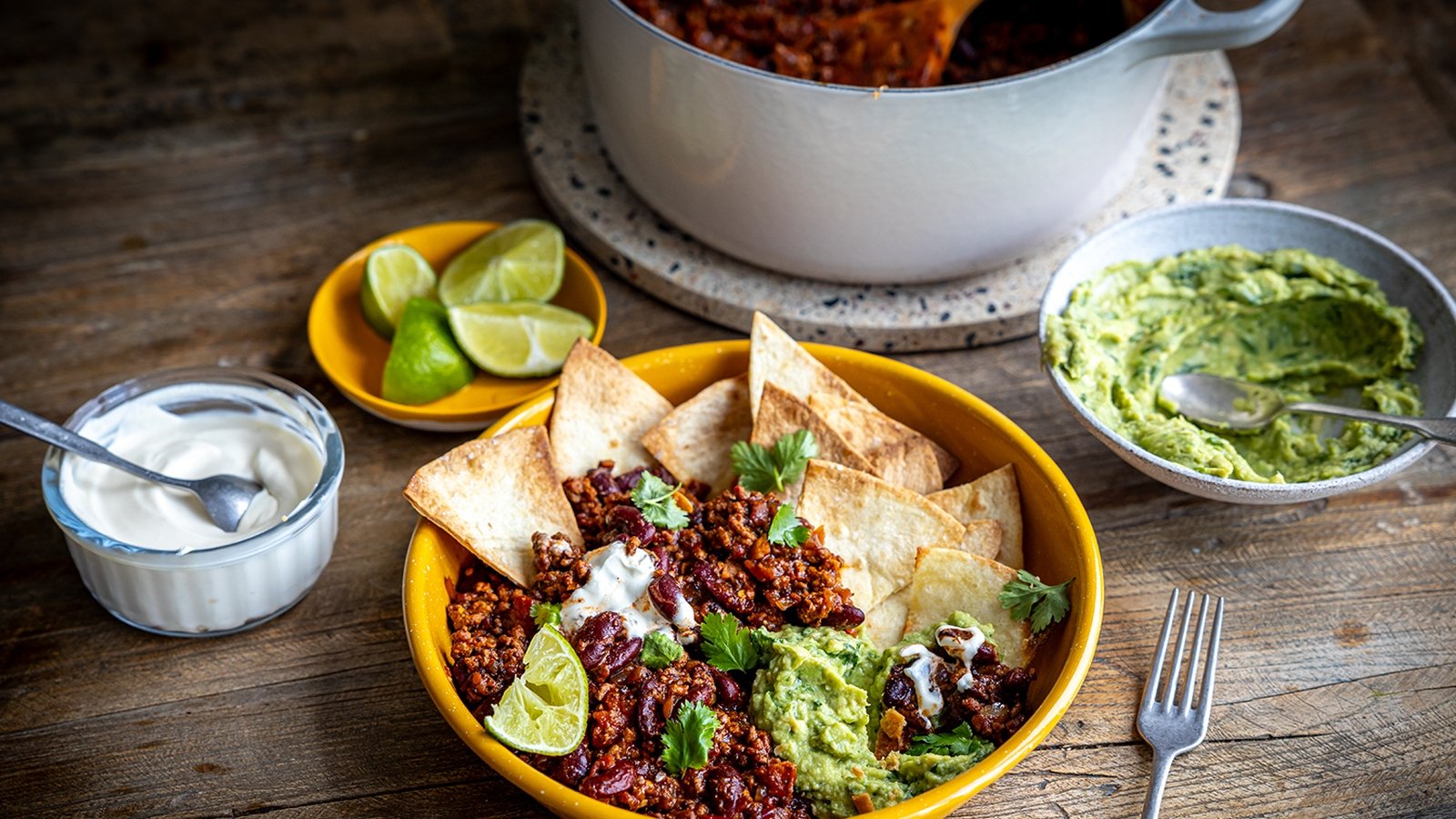 Chili rapide de Donal avec chips de tortilla Airfryer maison et guac blitz